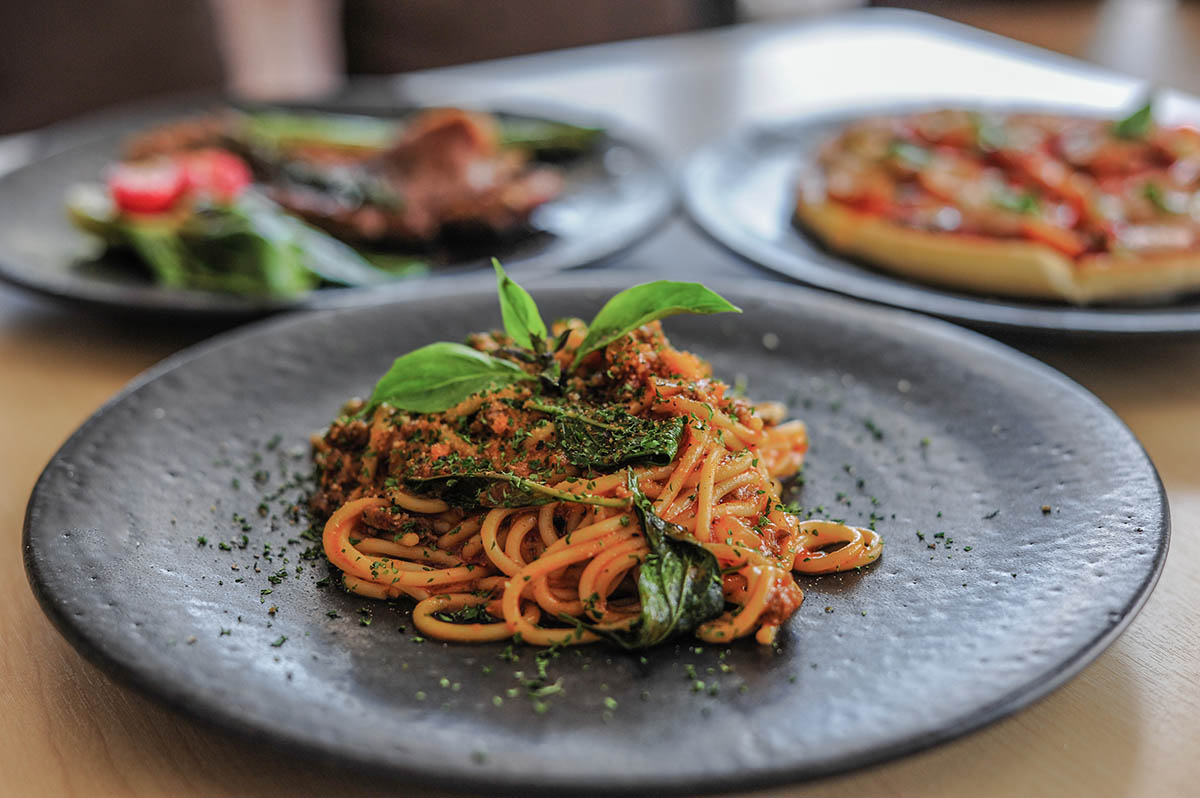 Spaghetti-mit-Steakstreifen-und-Tomaten-Kapern-Sambal