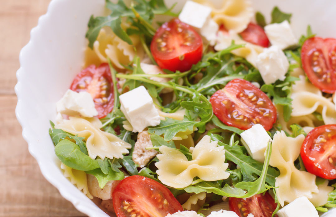 Nudelsalat mit Fetakäse, Tomaten &amp; Rucola – der gesunde Snack für jede ...