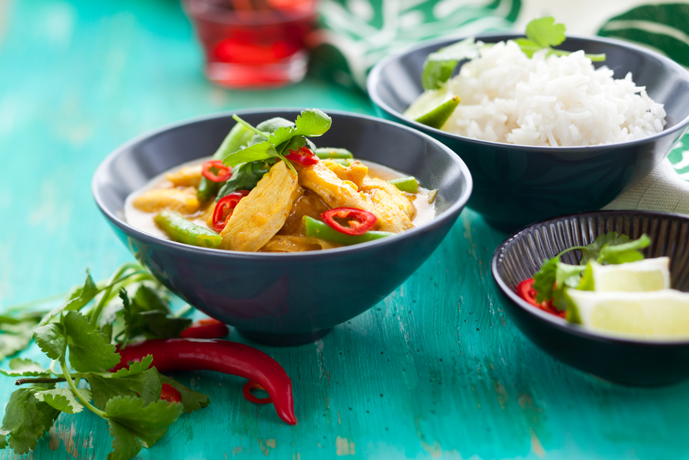 thai-curry mit reist und hähnchen
